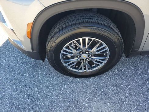 Used 2025 Chevrolet Traverse LT image 18