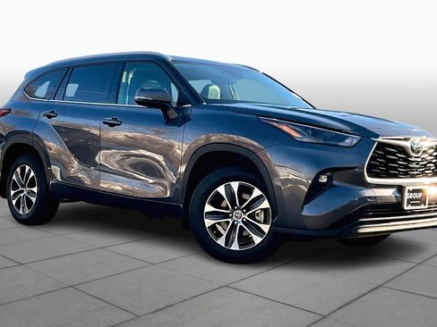 Certified 2022 Toyota Highlander XLE image 2