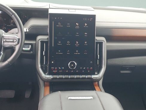 Used 2025 GMC Yukon Denali AWD/4WD image 18