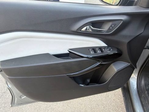 Used 2025 Chevrolet Trax LT FWD image 19