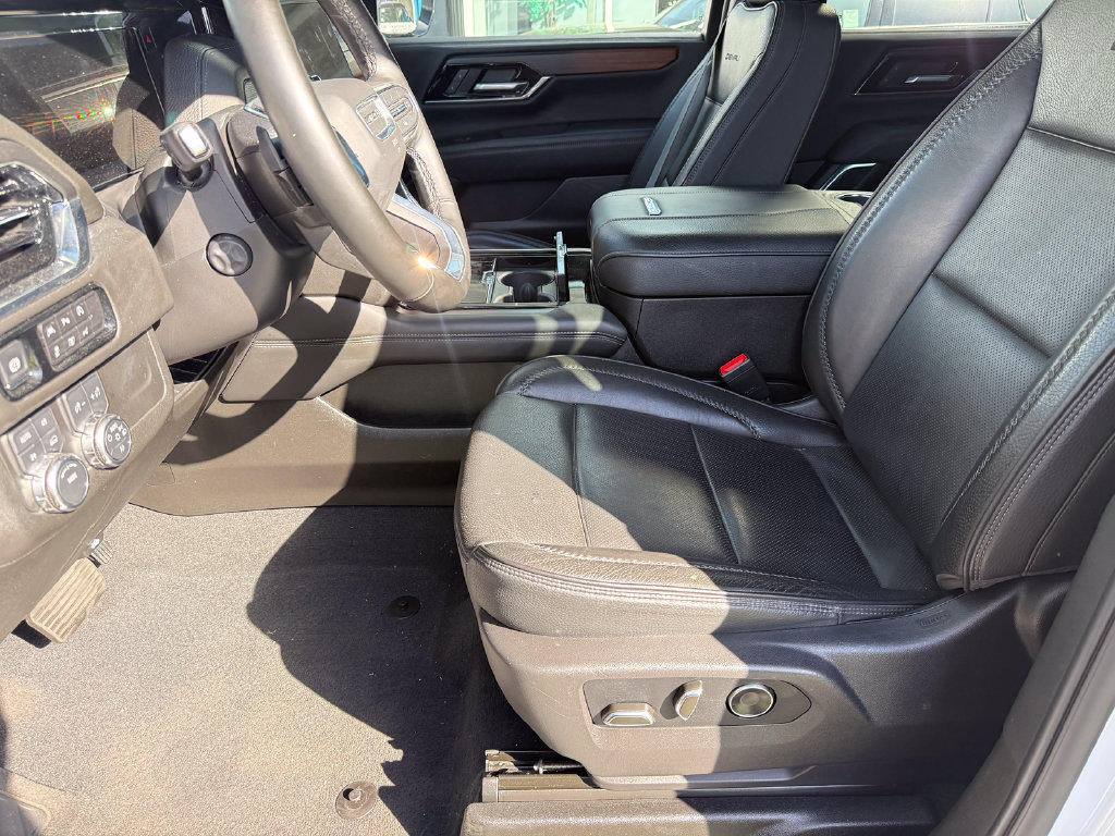 Used 2025 GMC Yukon XL Denali AWD/4WD image 3