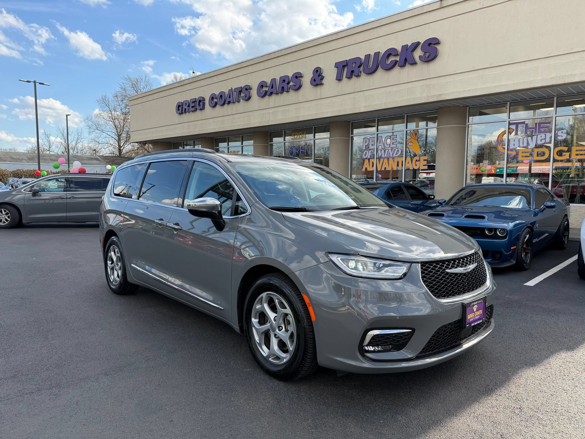 Used 2023 Chrysler Pacifica Limited FWD image 1