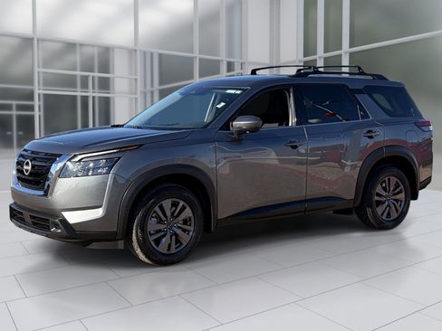 Used 2023 Nissan Pathfinder SV image 2