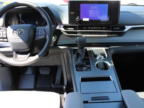 Used 2026 Toyota Sienna LE FWD image 9