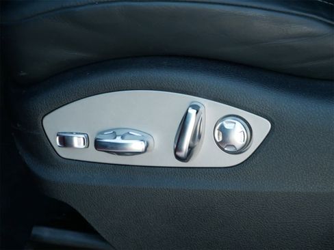 Used 2023 Porsche Macan Turbo image 9