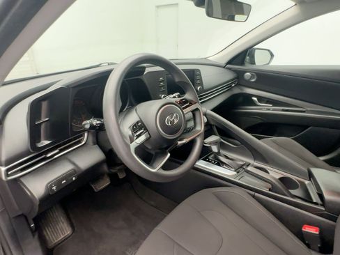 Used 2021 Hyundai Elantra SEL image 4