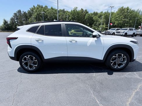 Used 2024 Chevrolet Trax LT w/ LT Convenience Package FWD image 4