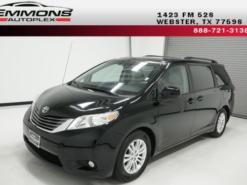 Used 2012 Toyota Sienna XLE w/ Entertainment Pkg FWD image 1