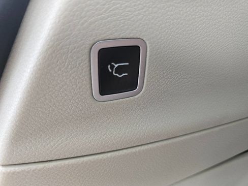 Used 2017 Chrysler Pacifica Touring-L FWD image 28