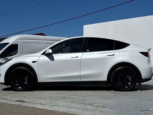 Used 2022 Tesla Model Y Long Range image 6