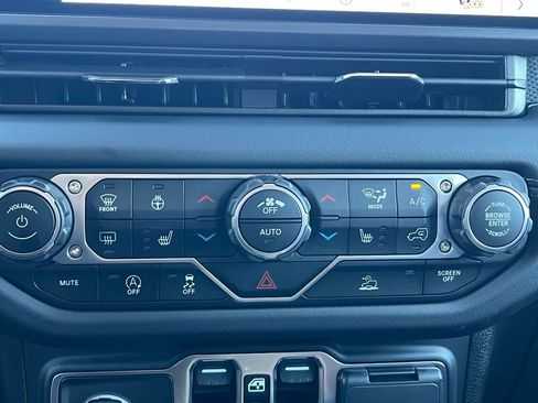 Used 2025 Jeep Wrangler Unlimited Rubicon w/ Convenience Group image 4