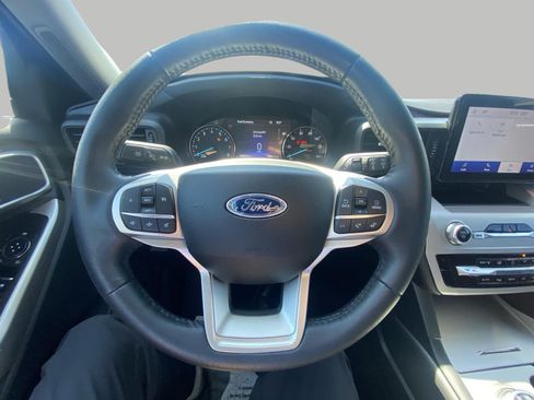 Used 2024 Ford Explorer XLT AWD/4WD image 16