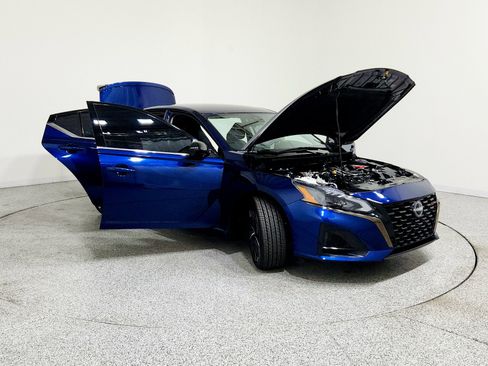 Used 2023 Nissan Altima 2.5 SR image 14