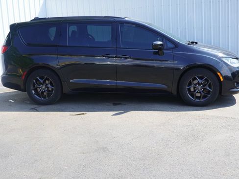 Used 2019 Chrysler Pacifica Touring-L w/ S Appearance Package FWD image 2