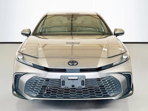 Used 2025 Toyota Camry SE FWD image 2