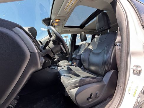Used 2019 Jeep Cherokee Limited AWD/4WD image 7