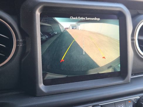 Used 2020 Jeep Wrangler Unlimited Sahara AWD/4WD image 3