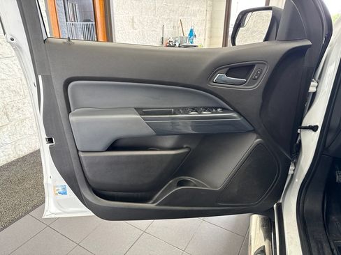 Used 2017 Chevrolet Colorado Z71 AWD/4WD image 33