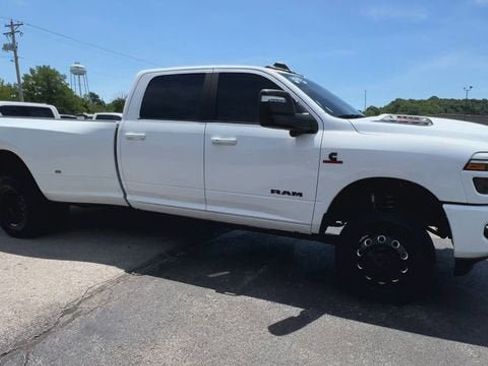 Used 2025 RAM 3500 Laramie AWD/4WD image 2