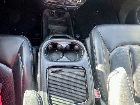 Used 2023 Chrysler Pacifica Touring-L w/ Uconnect Theater Family Group FWD image 19