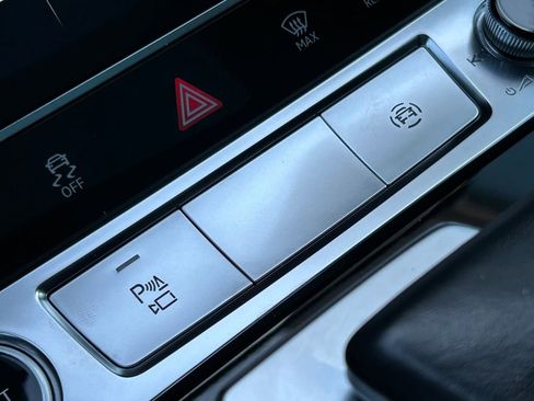 Used 2022 Audi e-tron Premium Plus w/ Premium Plus Package image 39