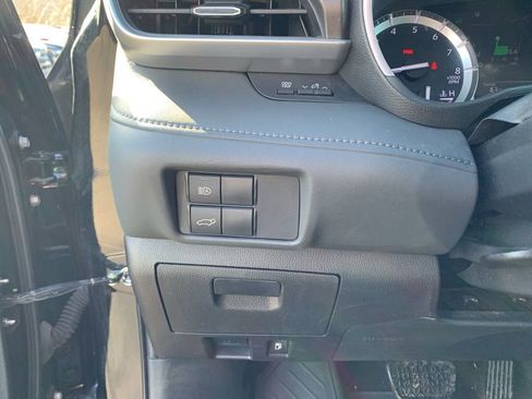 Used 2022 Toyota Highlander XLE image 28