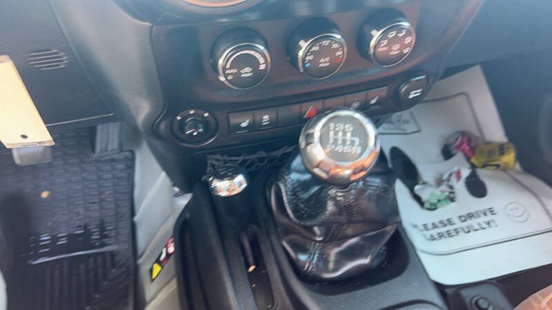 Used 2017 Jeep Wrangler Unlimited Sahara w/ Connectivity Group AWD/4WD image 21