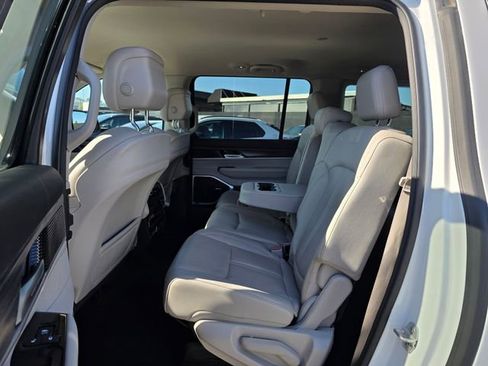 Used 2024 Jeep Wagoneer L Series II image 17