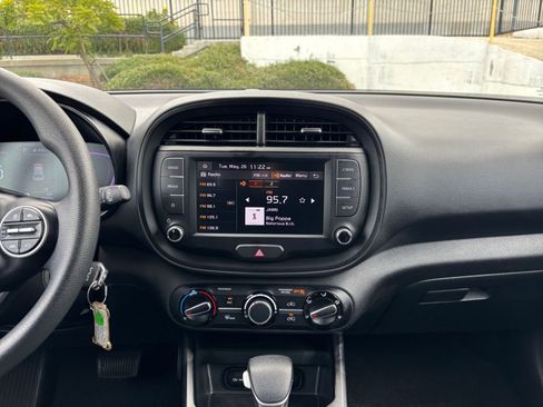 Used 2025 Kia Soul LX w/ LX Technology Package FWD image 17
