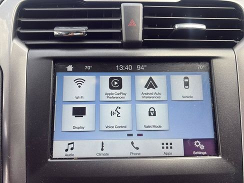 Used 2017 Ford Fusion SE w/ Fusion SE Technology Package FWD image 13