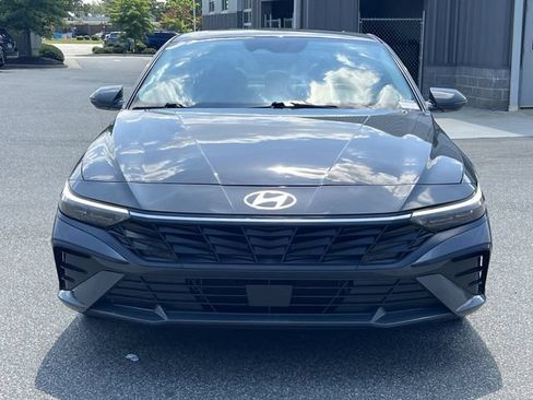 Certified 2025 Hyundai Elantra Limited FWD image 16