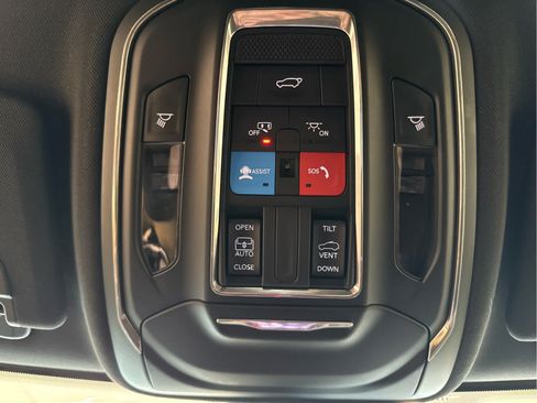 Used 2024 Jeep Grand Cherokee Altitude AWD/4WD image 21