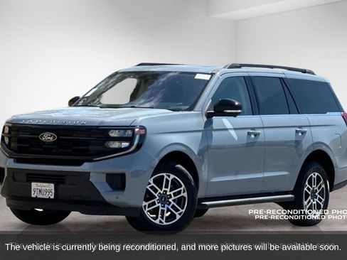 Used 2025 Ford Expedition Active AWD/4WD image 2