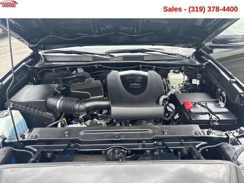 Used 2021 Toyota Tacoma TRD Off-Road w/ TRD Premium Off Road Package AWD/4WD image 16