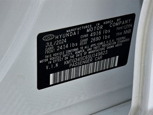 Used 2025 Genesis G70 2.5T image 12