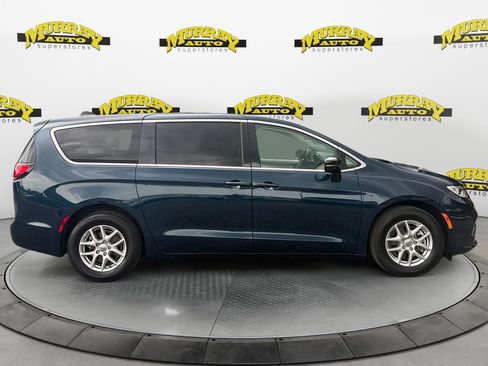 Used 2024 Chrysler Pacifica Touring-L FWD image 6