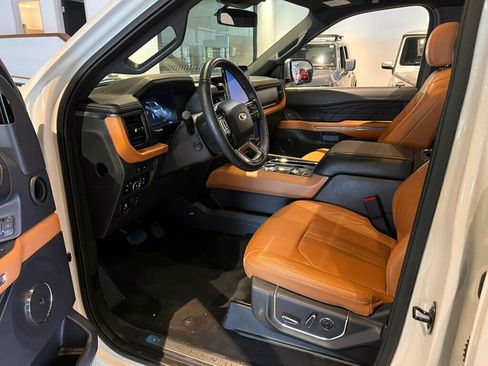 Used 2024 Ford Expedition Platinum image 9