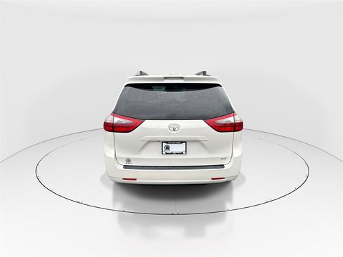 Used 2020 Toyota Sienna XLE image 7