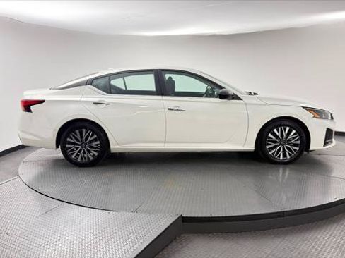 Used 2025 Nissan Altima 2.5 SV FWD image 9