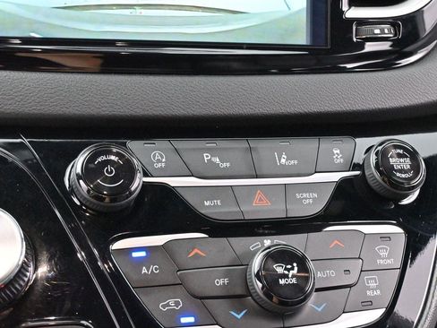 Used 2025 Chrysler Pacifica Select FWD image 50