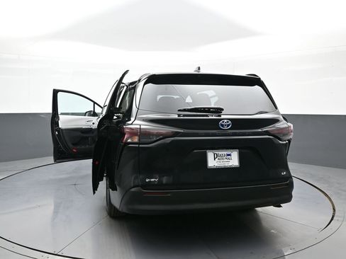 Certified 2025 Toyota Sienna LE image 47