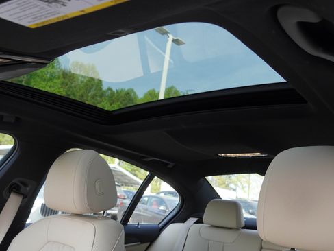 Used 2021 BMW 540i w/ Premium Package image 14