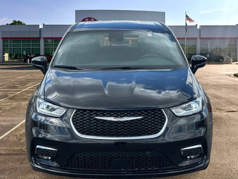Used 2024 Chrysler Pacifica Touring FWD image 2