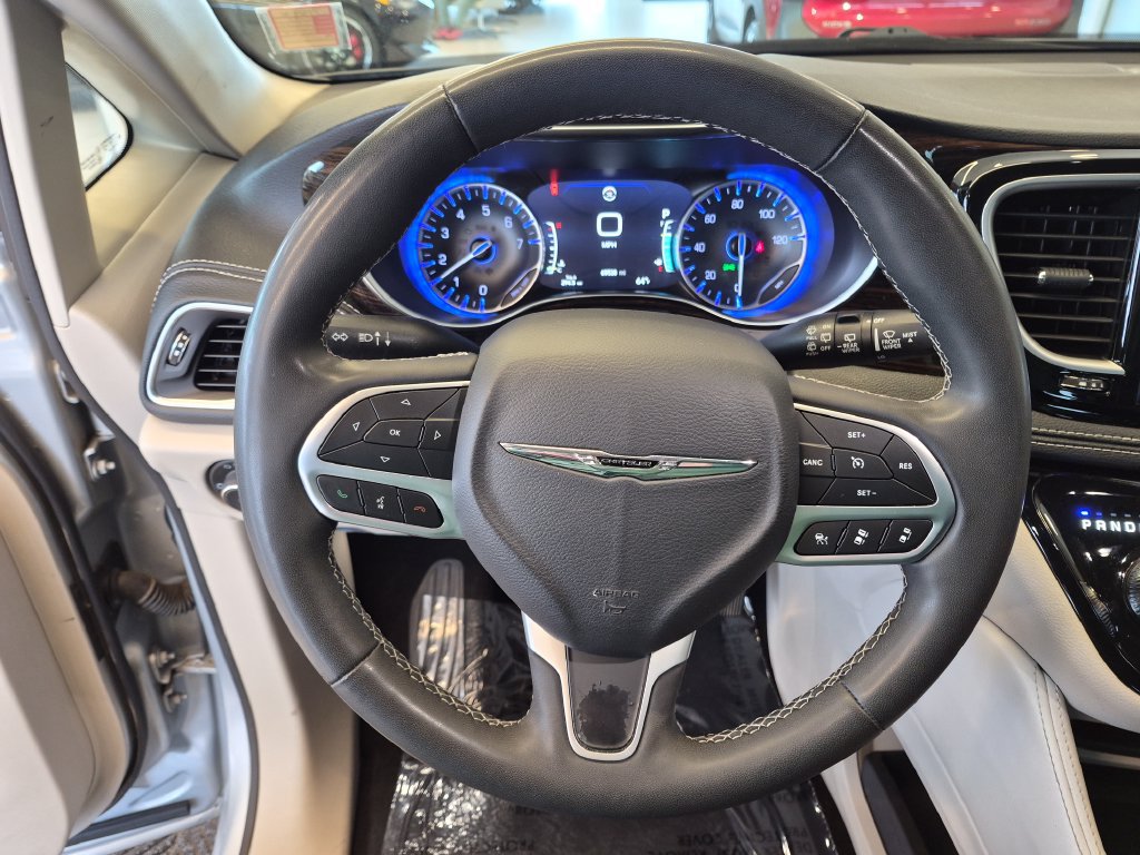 Used 2023 Chrysler Pacifica Limited FWD image 18