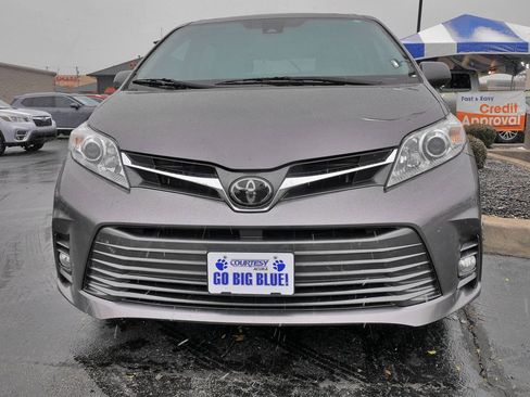 Used 2020 Toyota Sienna XLE Premium image 2