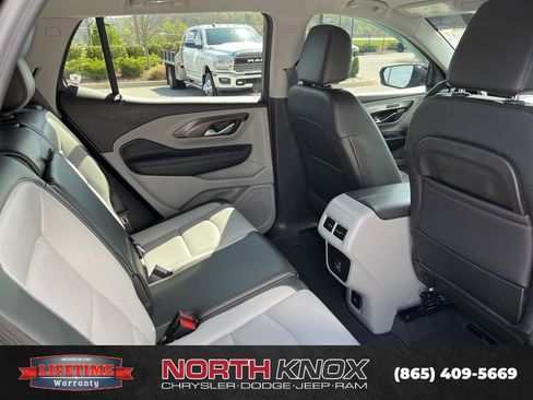 Used 2024 GMC Terrain SLT image 23