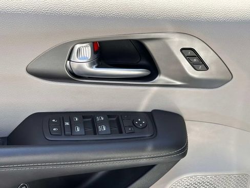 Used 2024 Chrysler Pacifica Limited FWD image 21