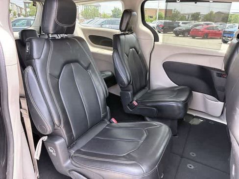 Used 2023 Chrysler Pacifica Touring-L FWD image 25