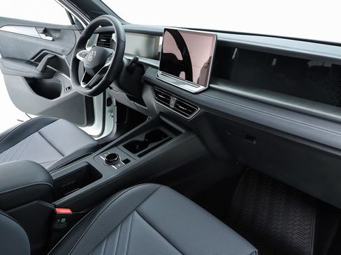 New 2026 Volkswagen Tiguan SE R-Line FWD image 33