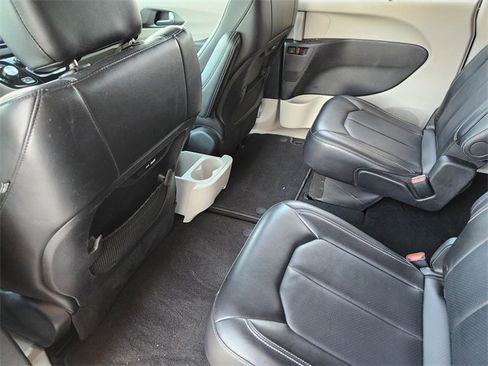 Certified 2024 Chrysler Pacifica Touring-L image 28